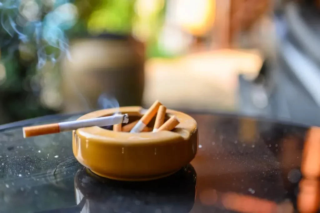 Como tirar cheiro de cigarro do ambiente: sua casa livre do odor