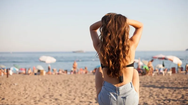 Cuidados com cabelo na praia: fique por dentro dos principais