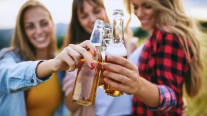 A nova relação com álcool e bem-estar entre jovens adultos